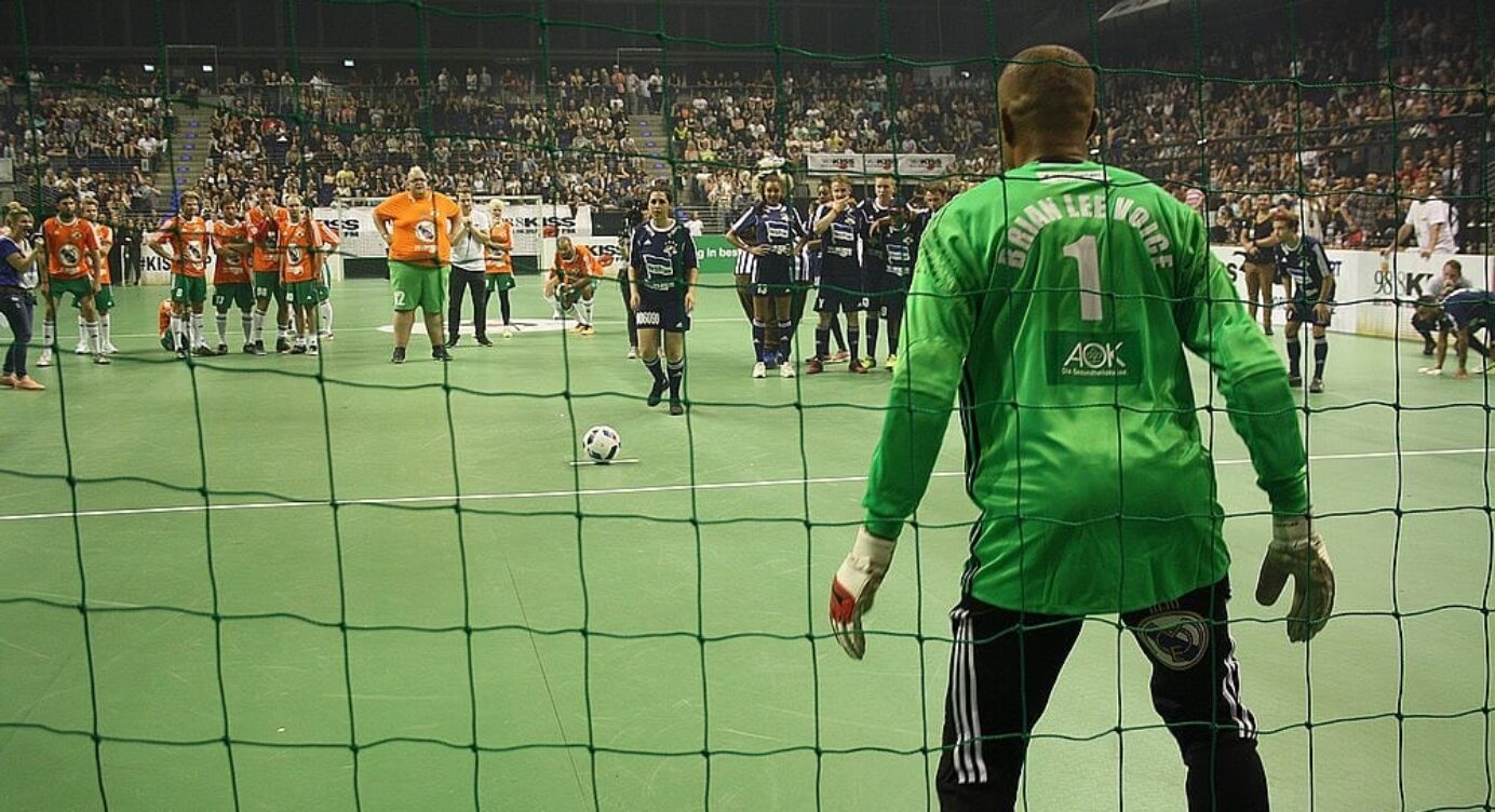 KISS CUP: Diese Promis kicken für den guten Zweck