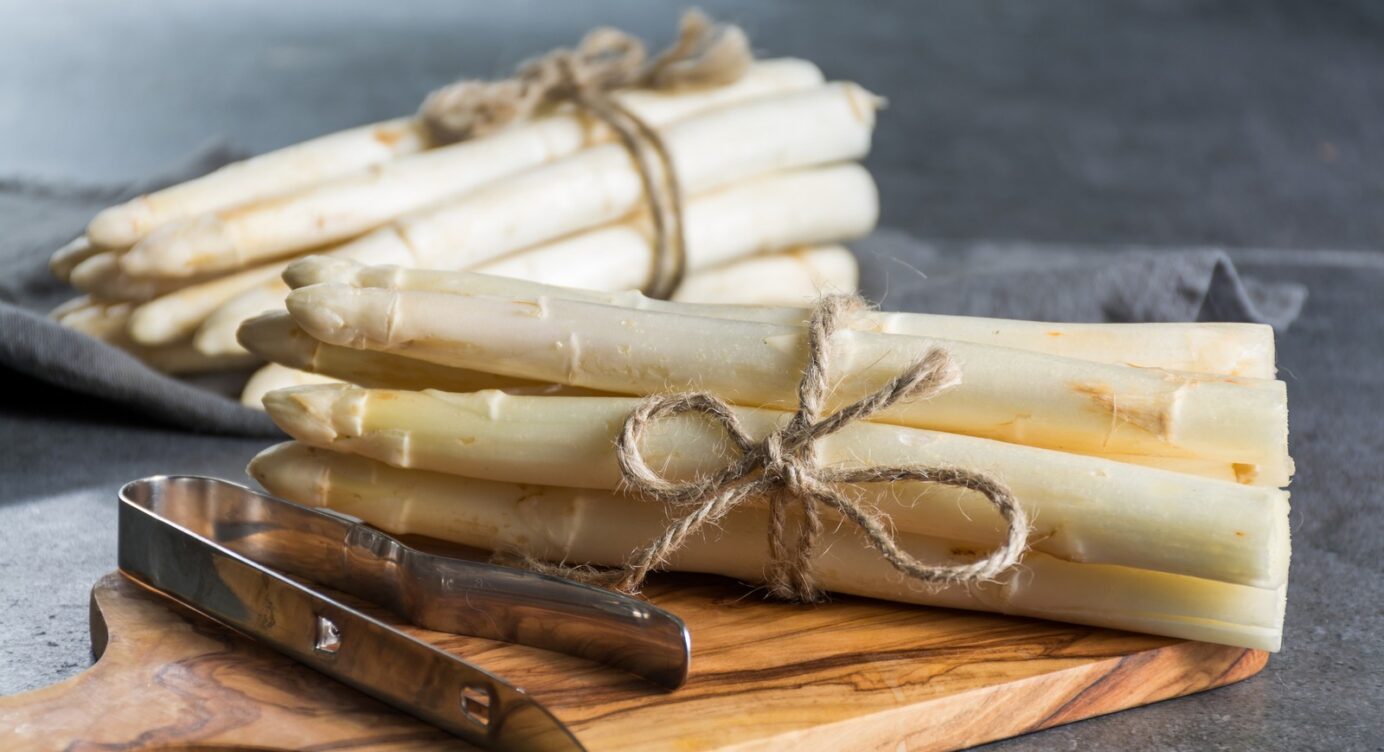 Spargel essen: Darum riecht der Urin danach so streng