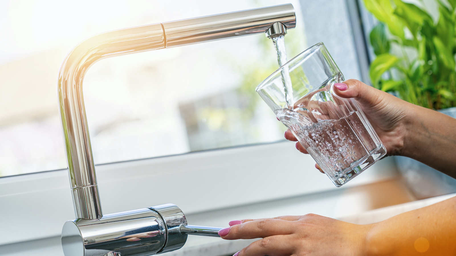 Darum sollte man morgens kein Leitungswasser trinken