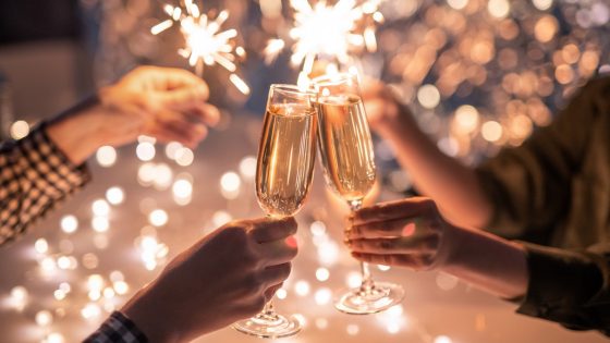 Corona-Regeln: Darf ich mit Freunden an Silvester feiern?