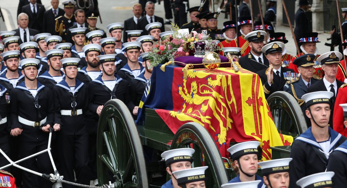 Queen Elizabeth II.: Polizist bricht bei Beerdigung zusammen!