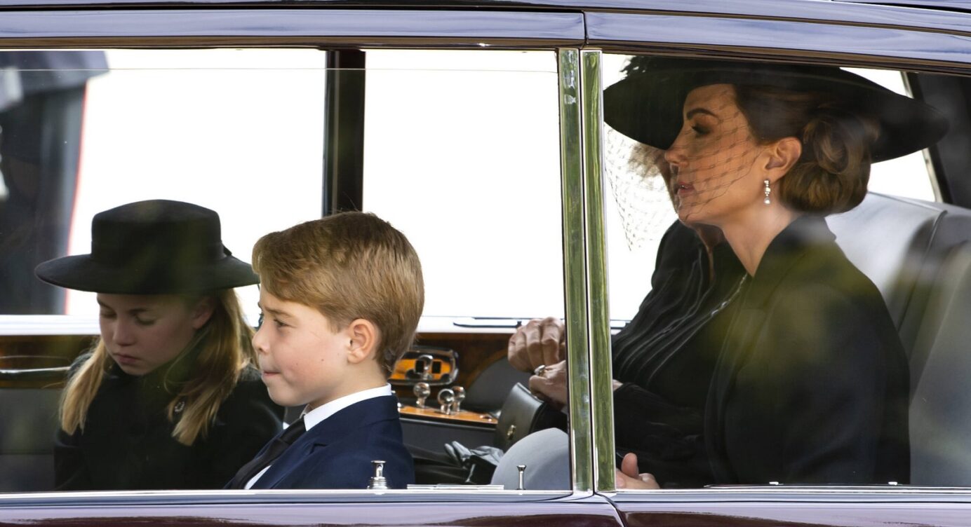 Bei Beerdigung: Charlotte weint bitterlich um die Queen!