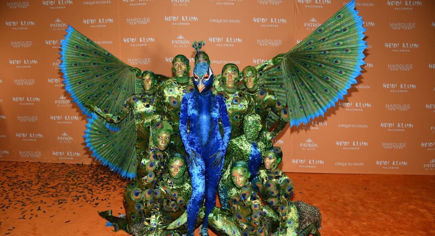 Halloween: Heidi Klum geht als riesiger Pfau!
