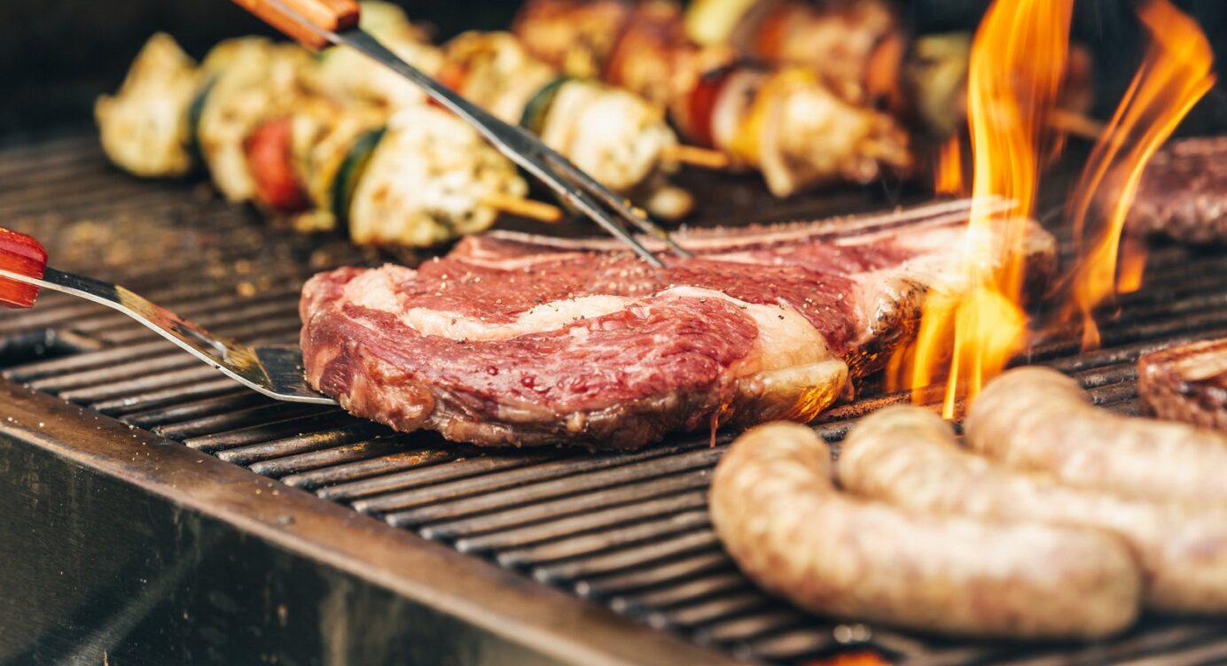 Darum sollte man Grillfleisch nie mit Bier löschen