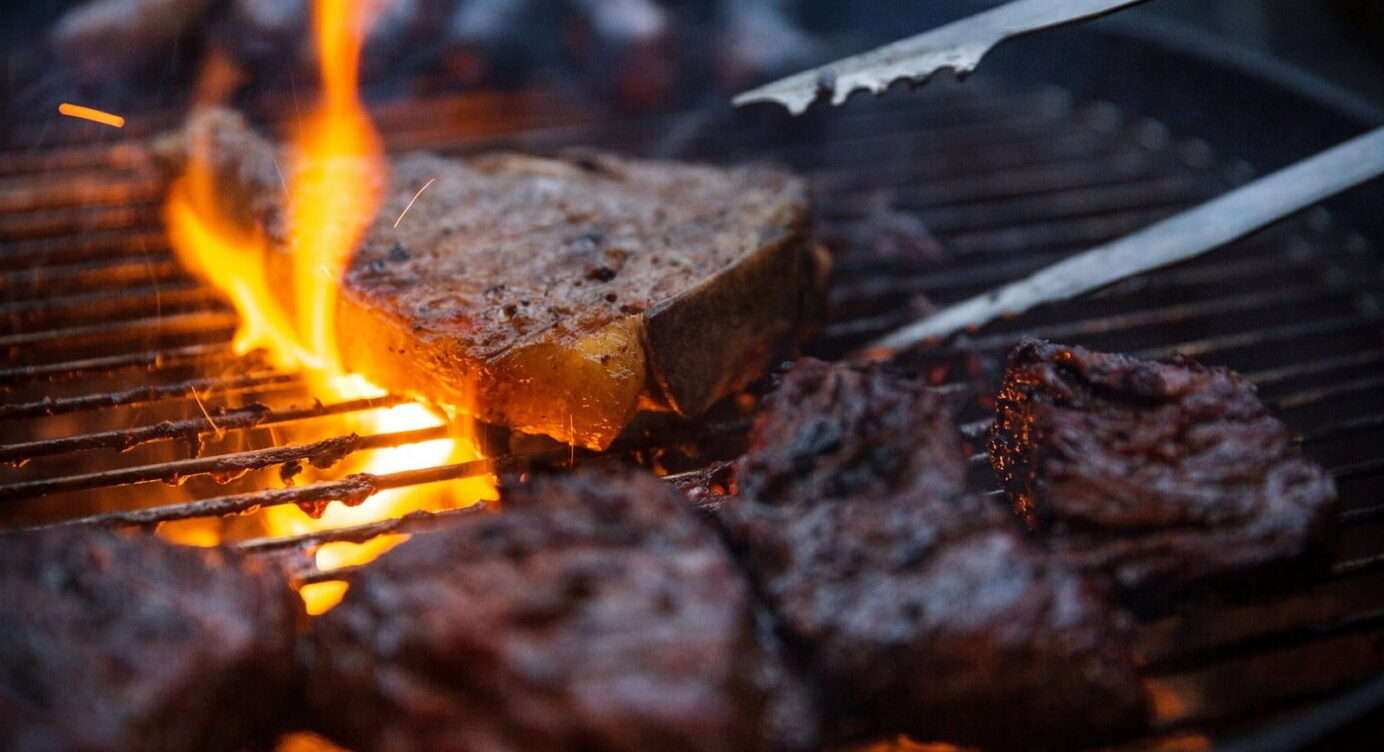 Grillrost reinigen ohne Schrubben: Ein Gemüse löst Eingebranntes sofort!