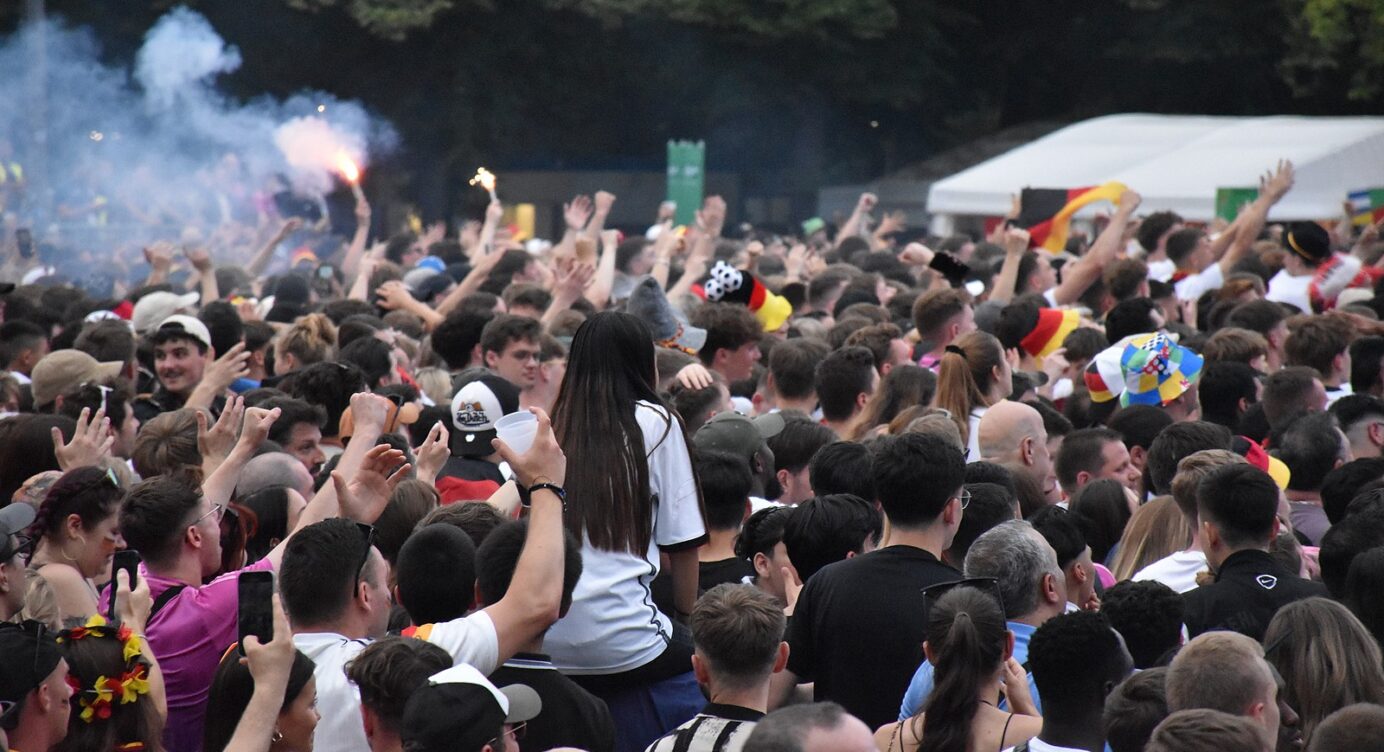 „Habe Herzinfarkt“: Zitter-Sieg von Deutschland lässt die Fanmeile in Berlin toben!