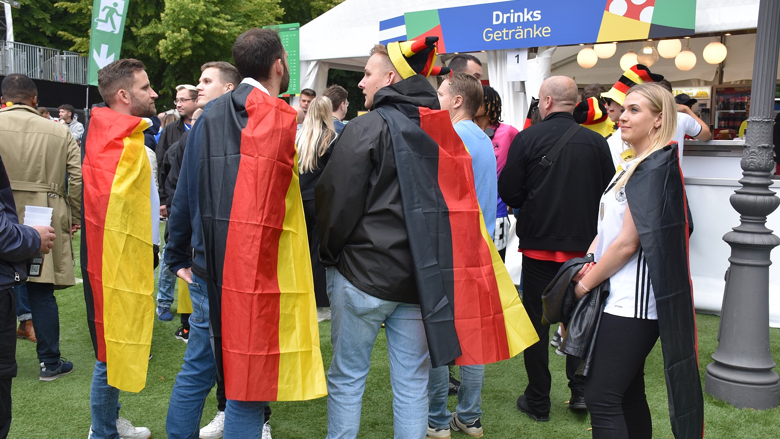 Fans auf Fanmeile in Berlin