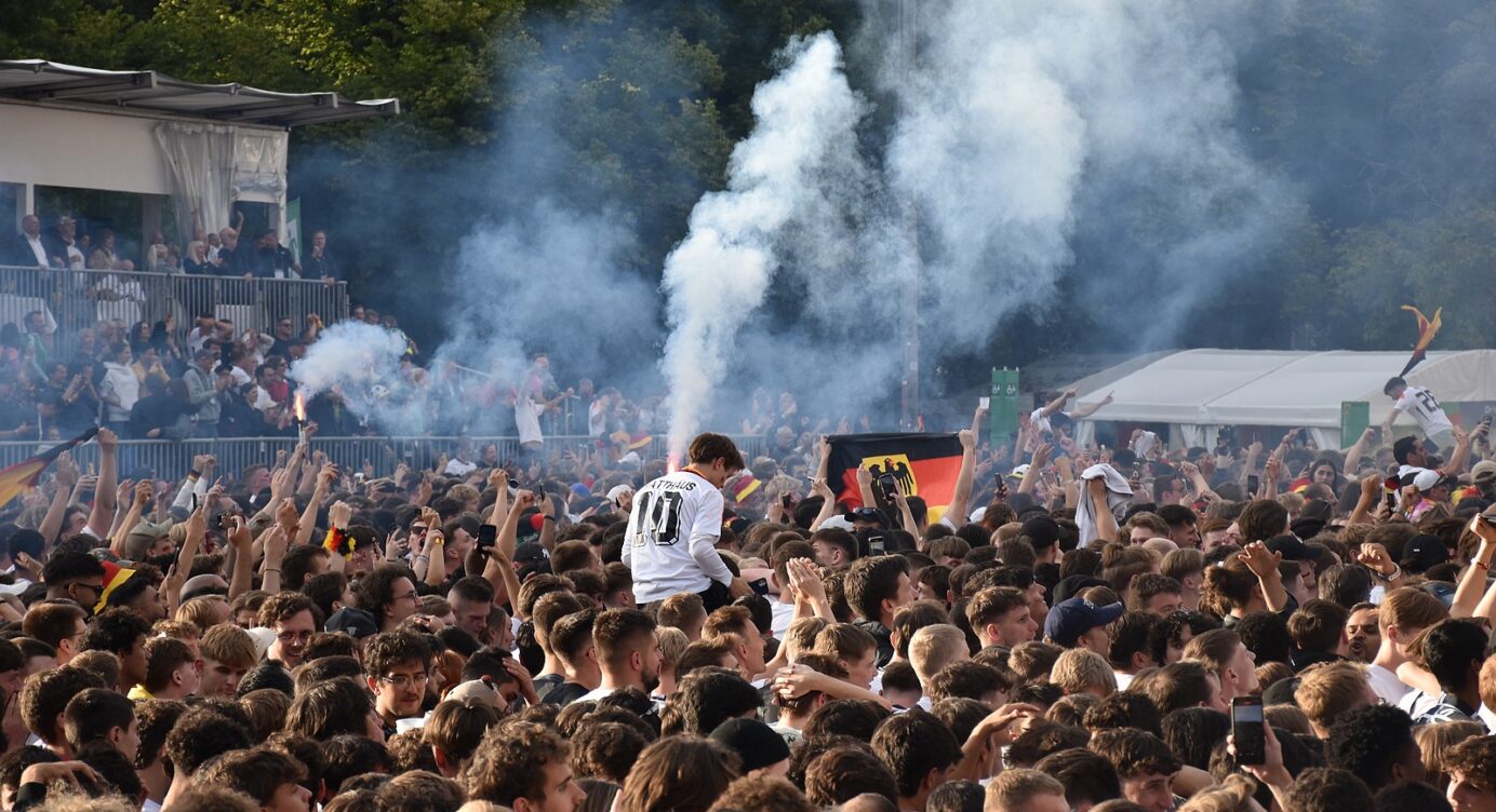 Fanmeile in Berlin drohte Abbruch: Polizei muss eingreifen! Ausschreitungen am Brandenburger Tor