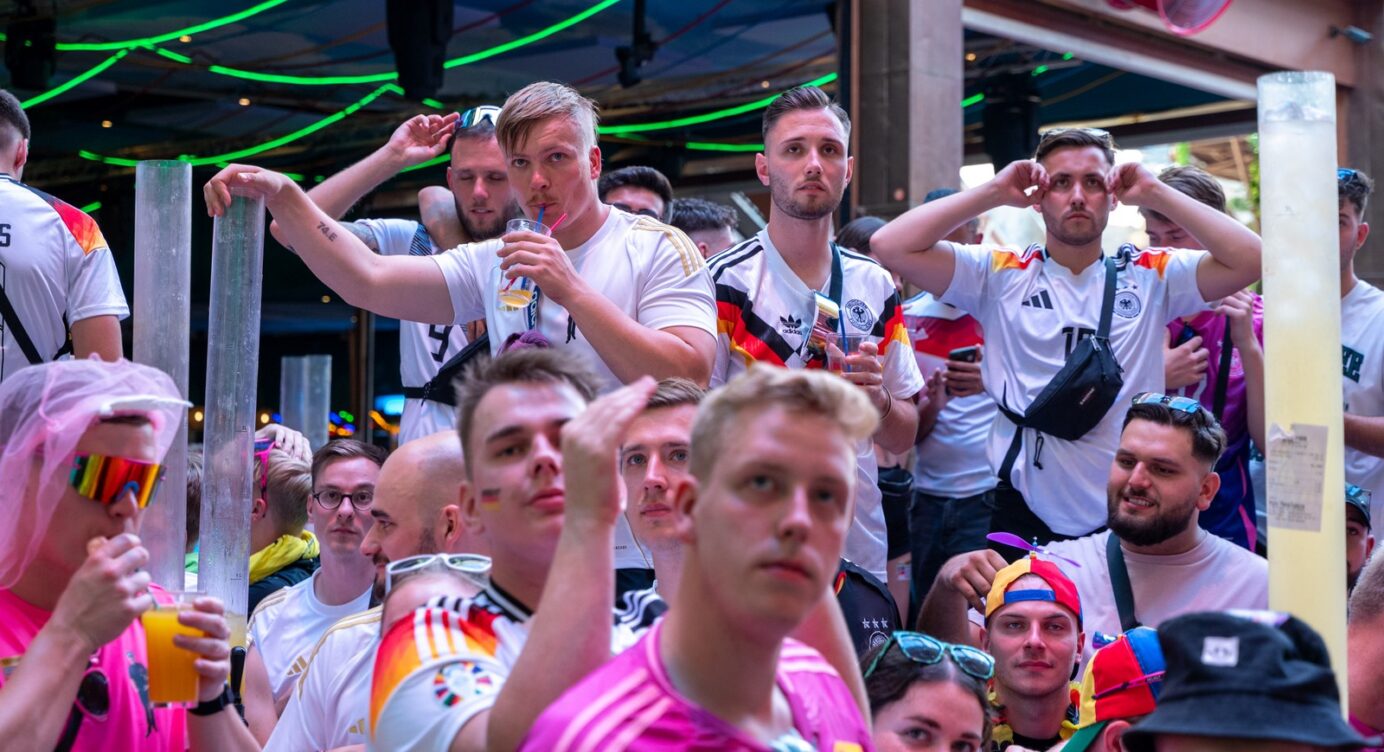 „Hätte mir die Reise sparen können“: Fans nach Deutschland-Aus auf Mallorca am Boden zerstört