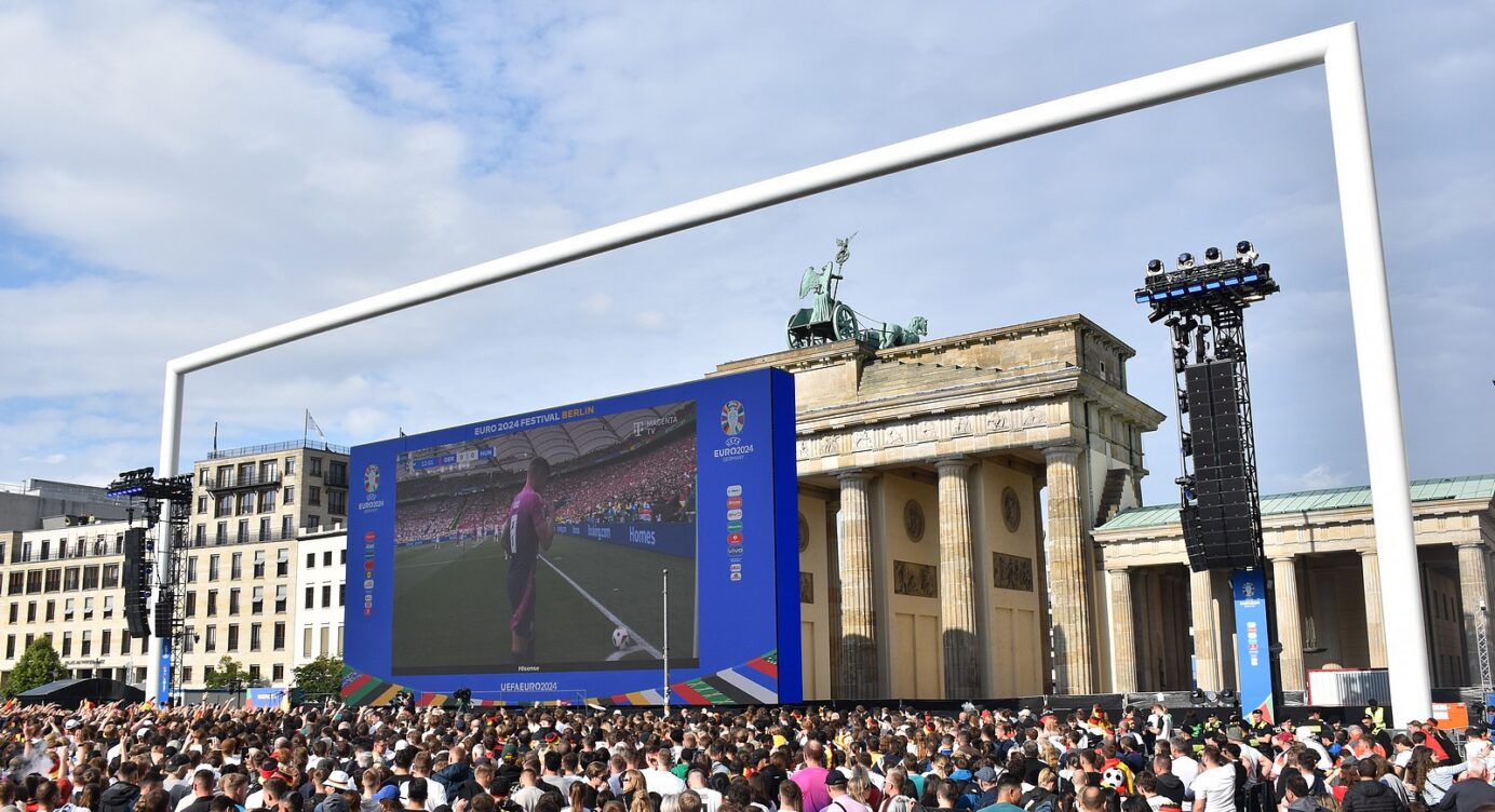 „Einer hat mir 80 Euro geboten“: Fußballtor von Berliner Fanmeile steht zum Verkauf
