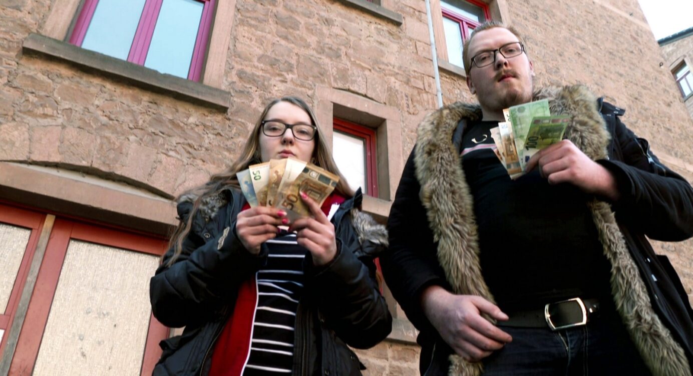 „Armes Deutschland“: Bürgergeld-Empfänger Lea und René verdienen tausende Euro schwarz mit getragenen Socken