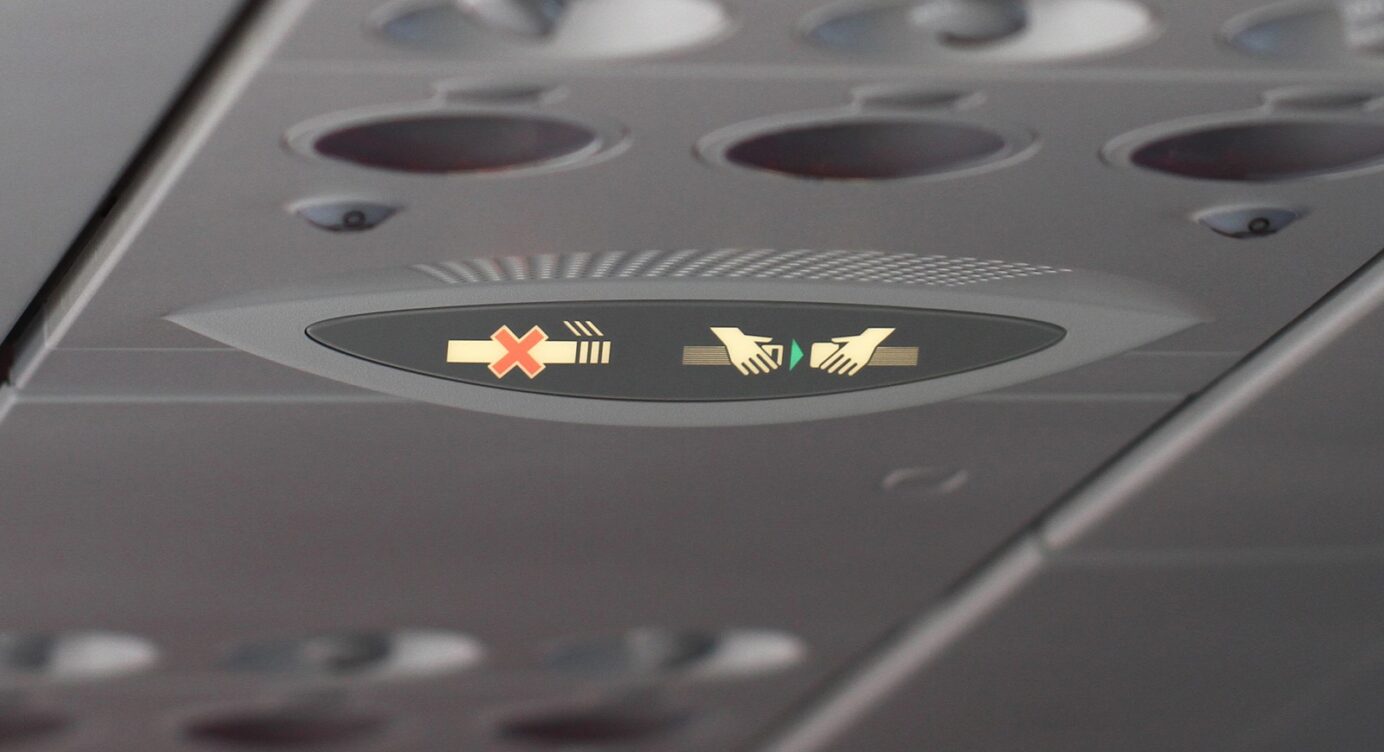 Trotz Rauchverbot: Darum gibt es noch immer Aschenbecher auf Flugzeug-Toiletten