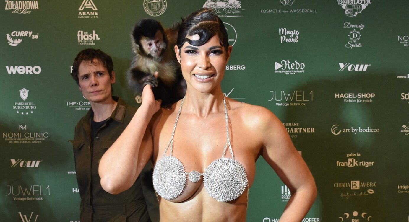 „Geschmacklos“: PETA will Micaela Schäfer wegen Affen-Auftritt anzeigen