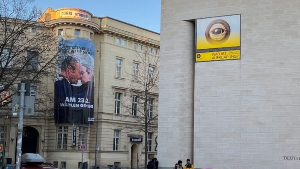 Polizei-entfernt-Kuss-Plakat-von-Friedrich-Merz-und-Alice-Weidel-und-muss-es-wieder-aufh-ngen