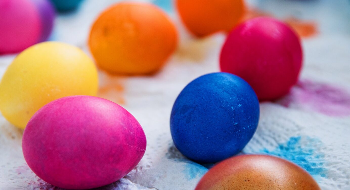 An Ostern: Eier färben mit dem Rasierschaum-Trick